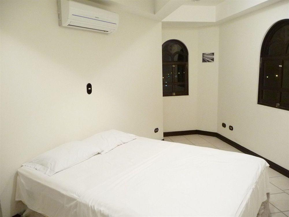 Alajuela Backpackers Airport Hostel Esterno foto