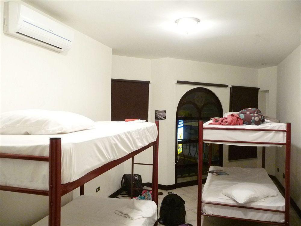 Alajuela Backpackers Airport Hostel Esterno foto