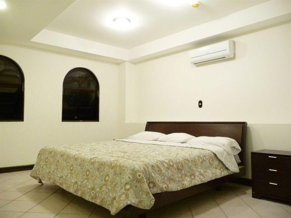Alajuela Backpackers Airport Hostel Esterno foto